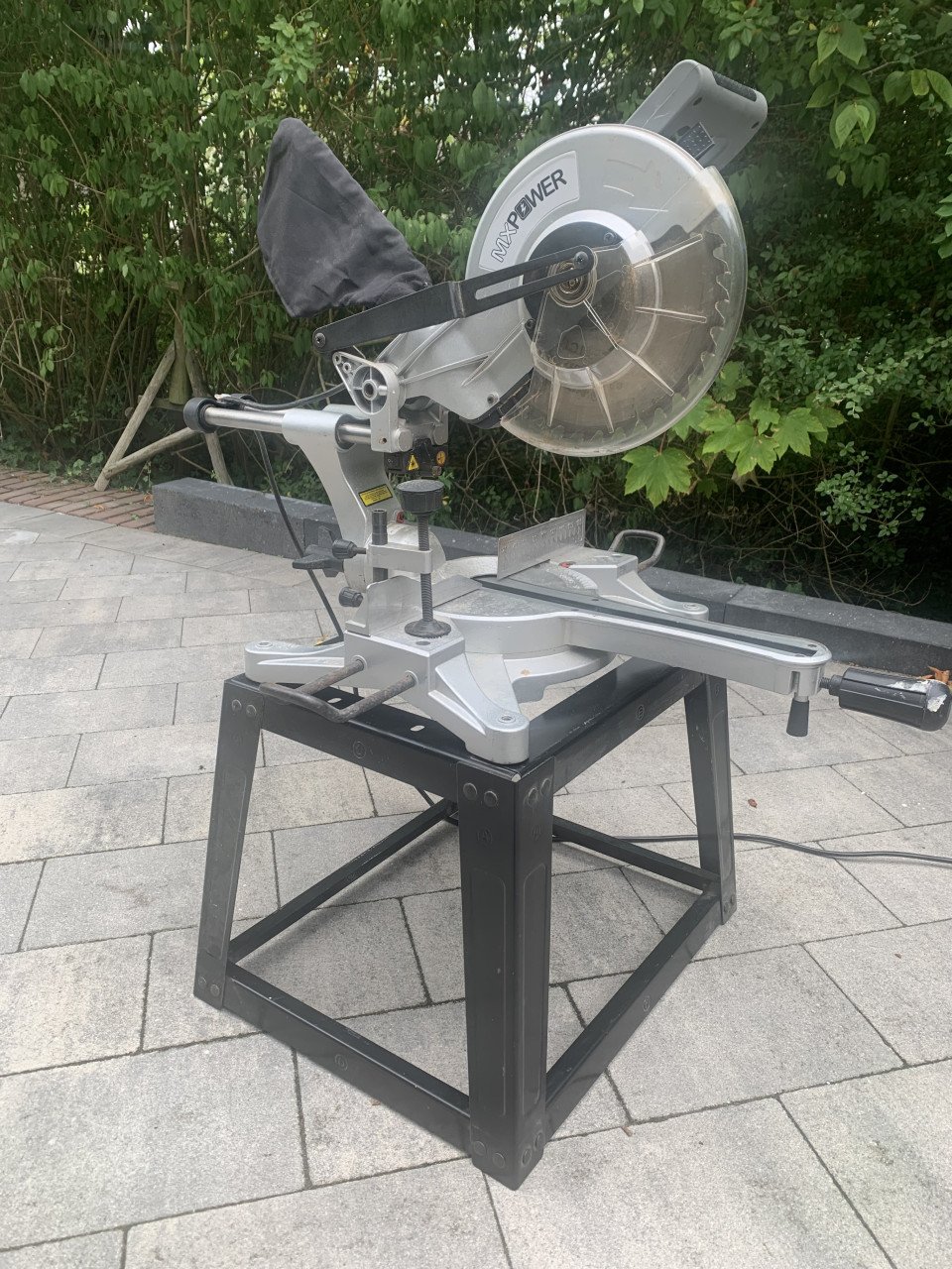 Afkortzaag op tafel