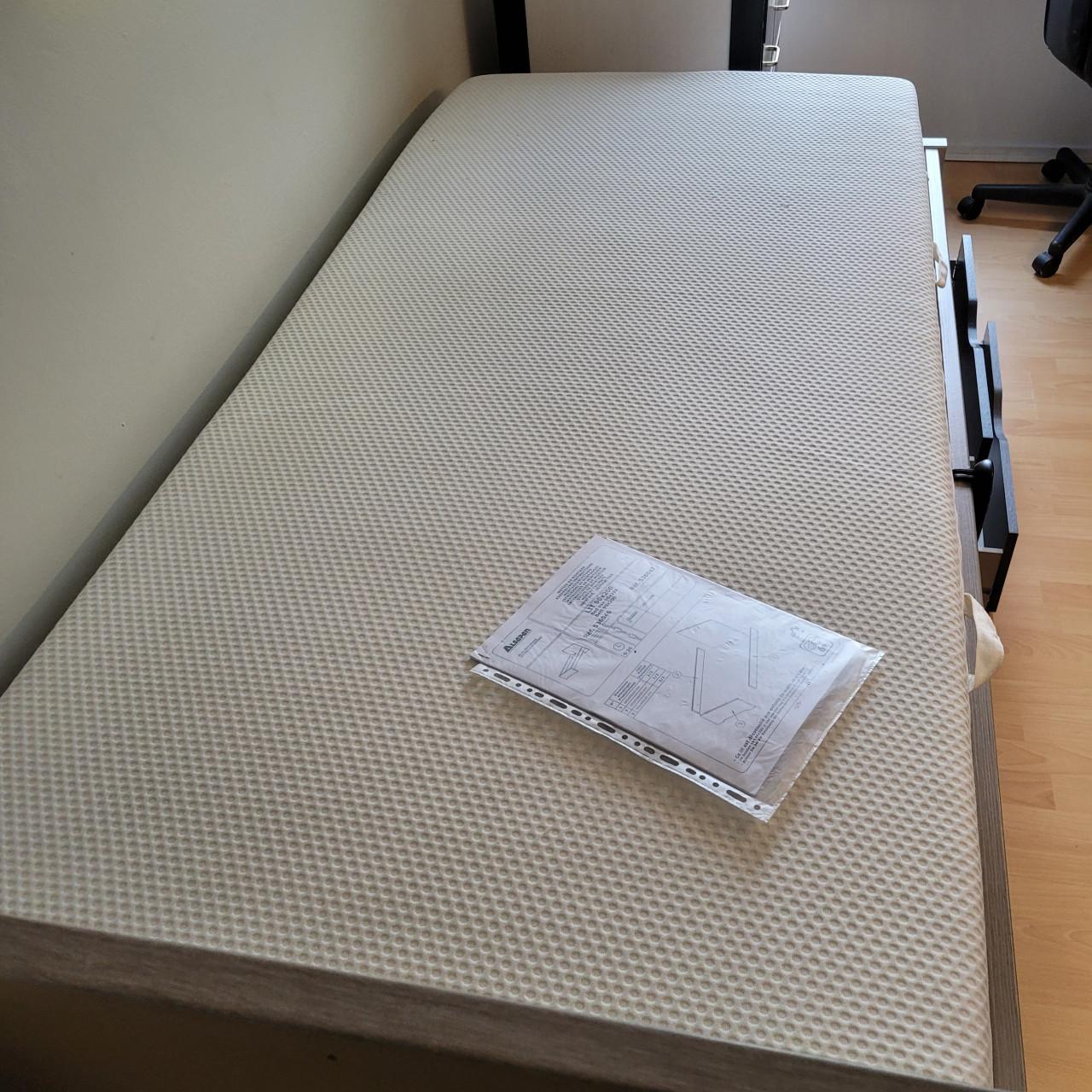 Elektrisch verstelbaar bed met opbergruimte