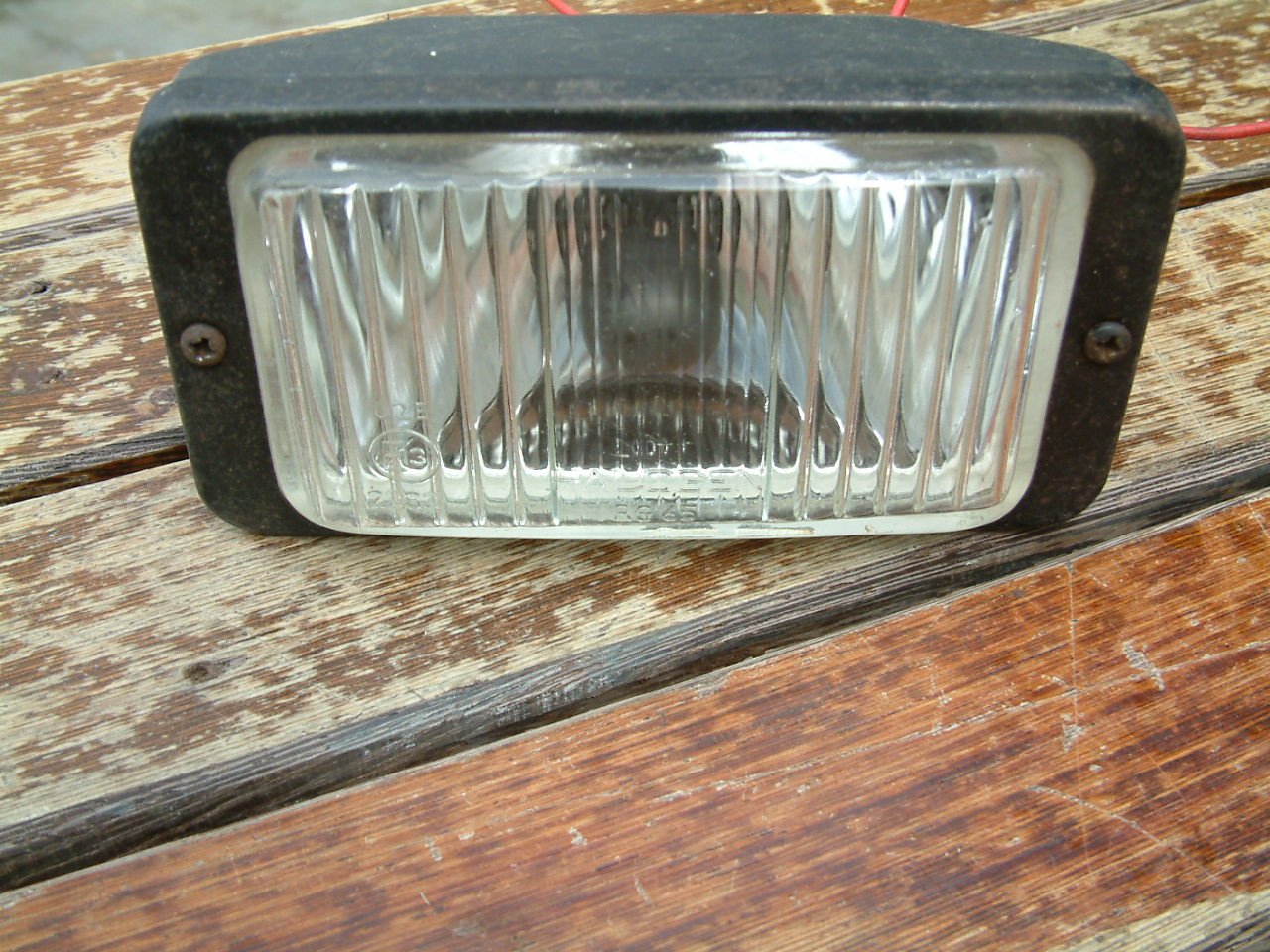 2 oudere lampen voor auto -motor  bumper of grill  1 hella
