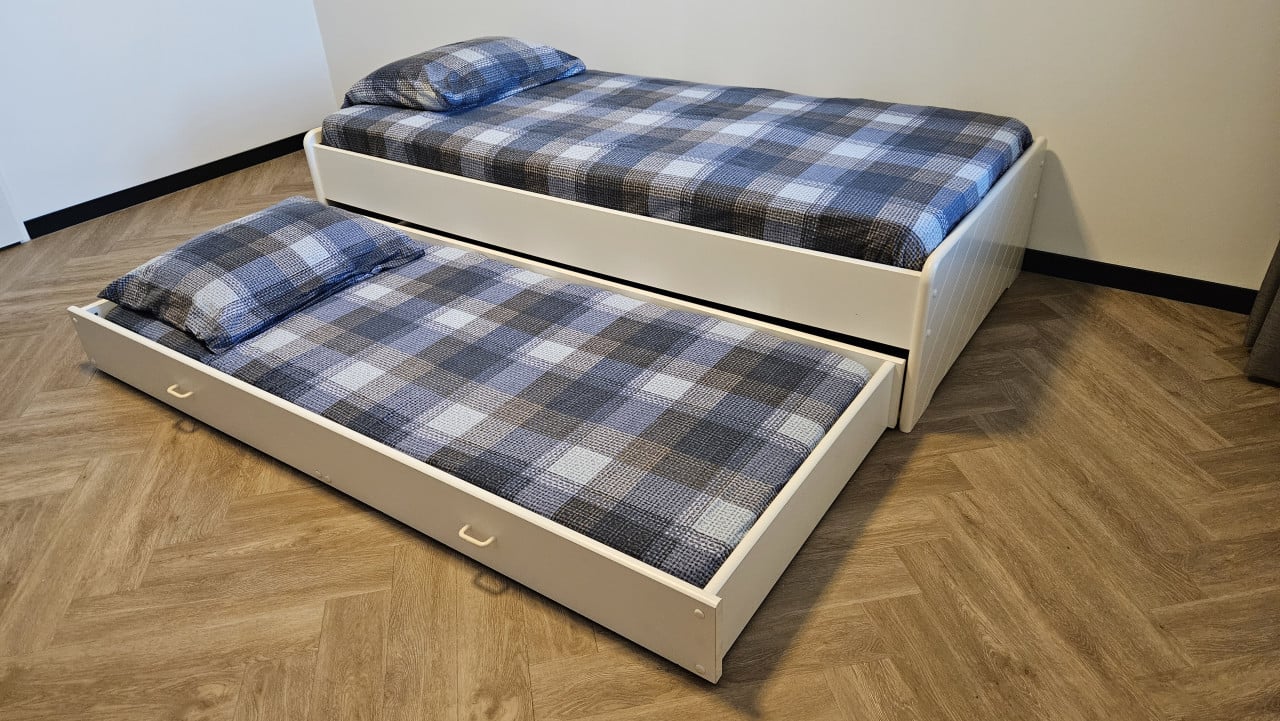 Onderschuif bed ( lade op wielen ) inclusief matrassen