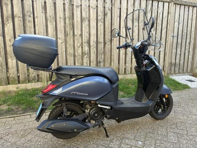 PRACHTIGE SYM MIO 50i EURO5 SNOR SCOOTER BOUWJAAR 2022 ALS NIEUW !