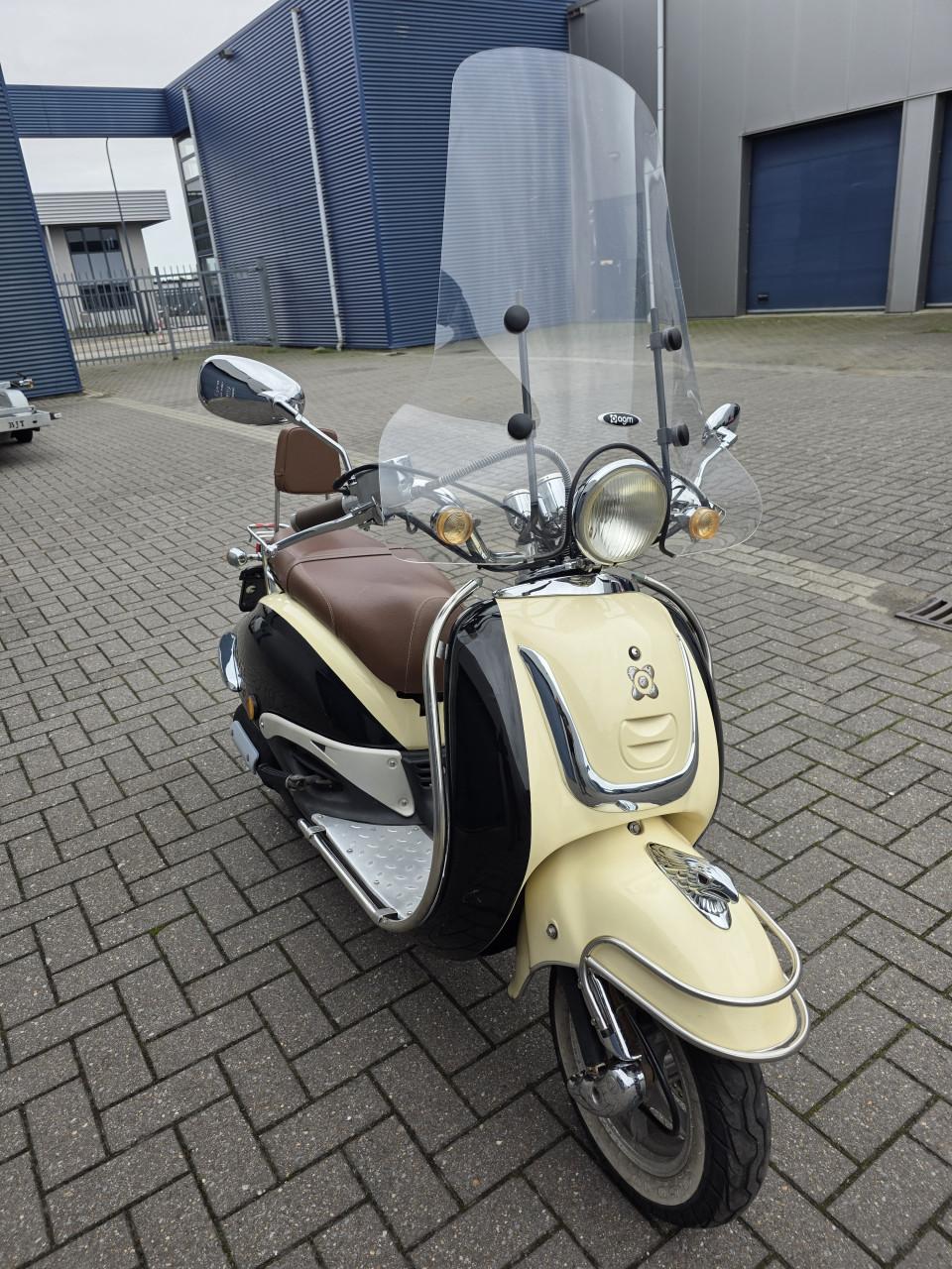 MC Meerman  Classics bied aan zeer mooie AGM Grande retro scooter