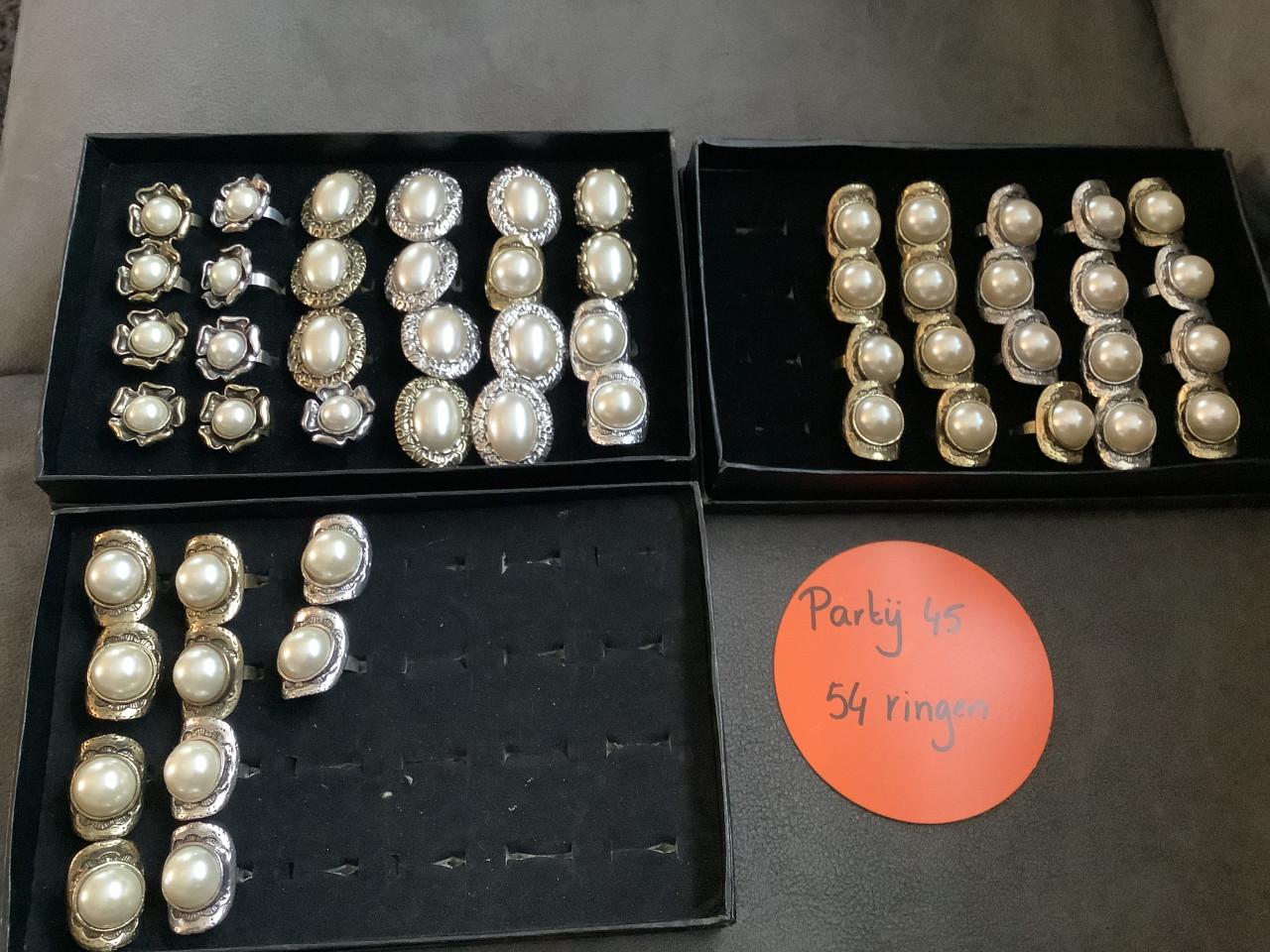 Partij verstelbare ringen.   Actie, Actie, Actie. ( partij 45)