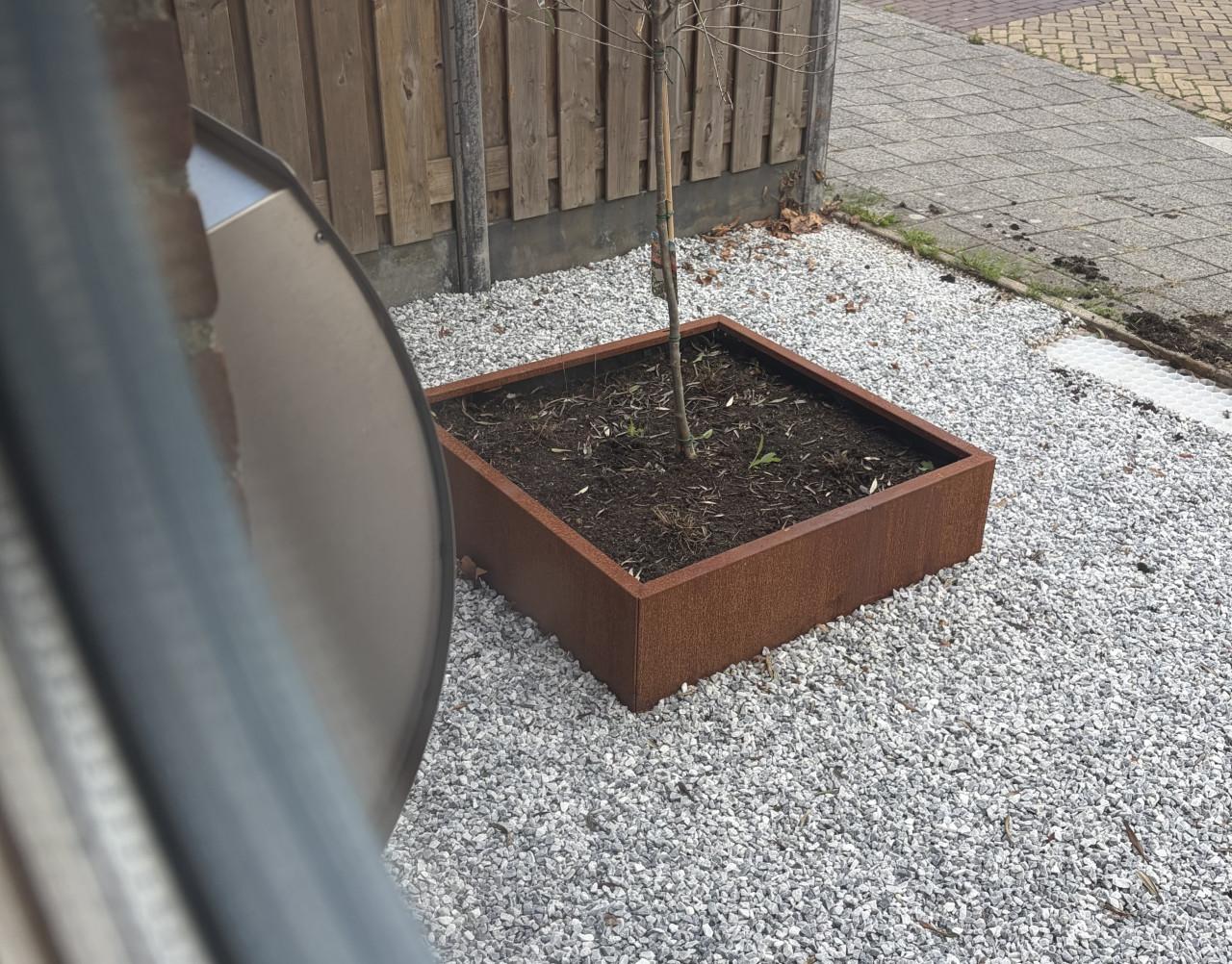 Gloednieuwe cortenstaal plantenbakken (zijn leeg)