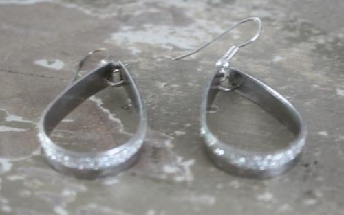 Zilverkleurige oorhangers met glitters en mat