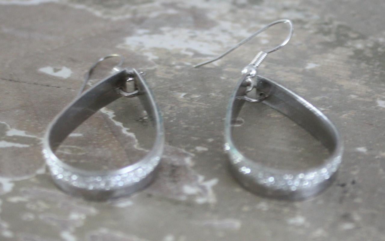 Zilverkleurige oorhangers met glitters en mat