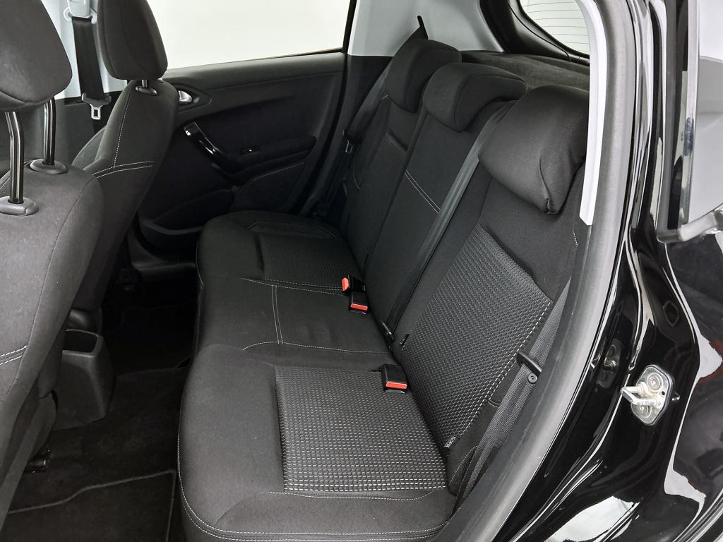 Peugeot 208 110pk tech edition | rijklaar | trekhaak | camera achter | navi