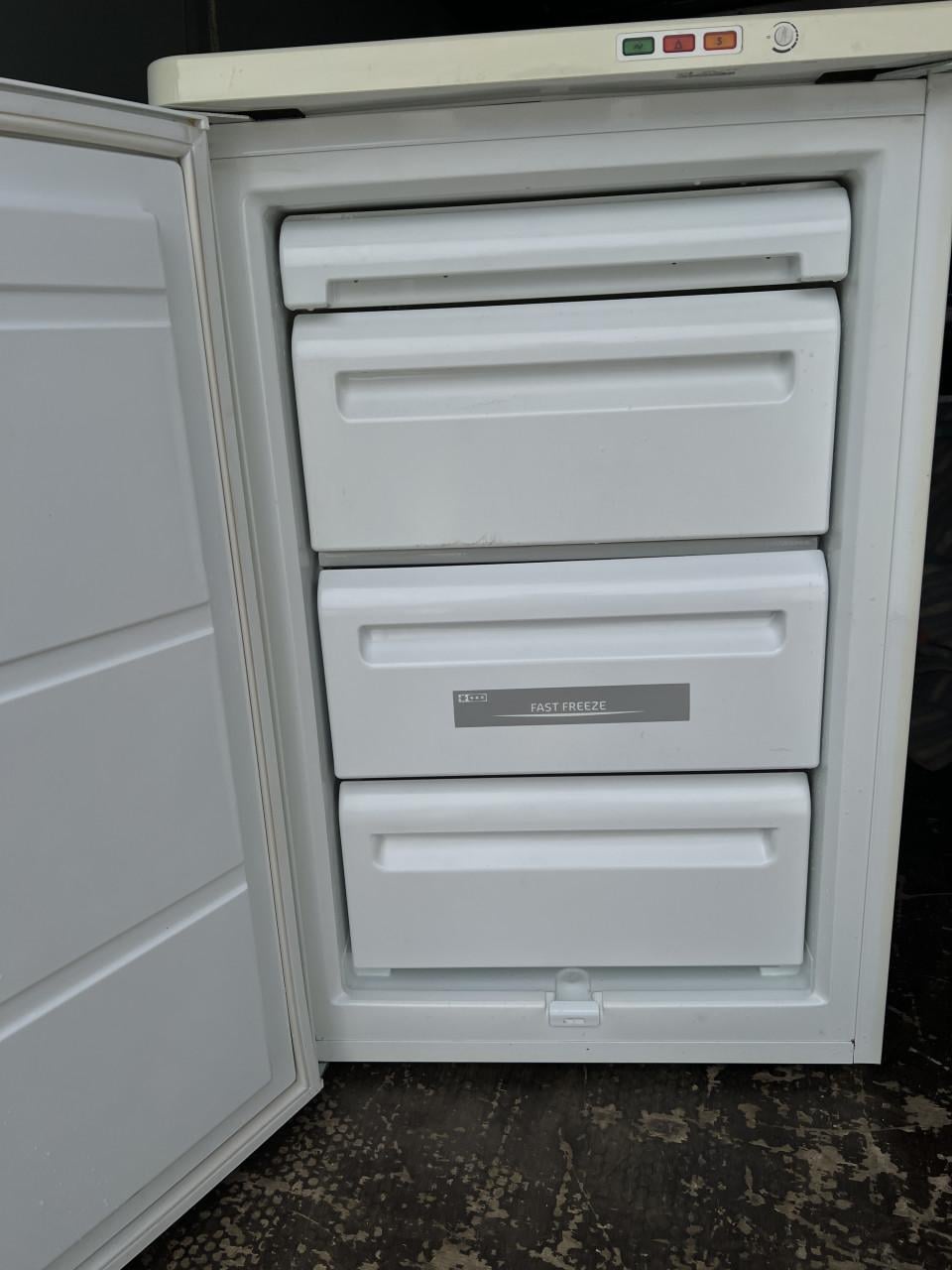 4 laden Vrieskast 85x55 cm. 115 liter energieklasse A schoon en netjes