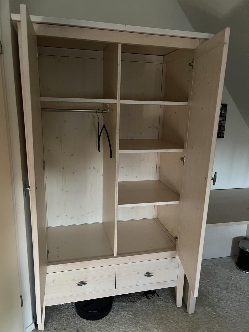 Mooie kleding kast , gratis afhalen