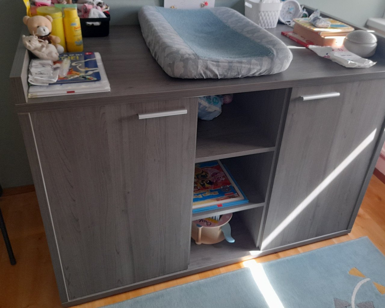 Commode in het grijs