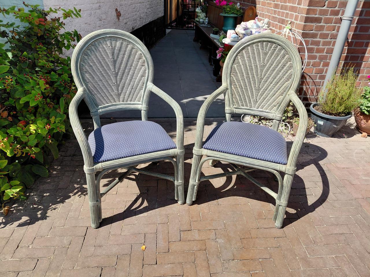 Twee rieten stoelen