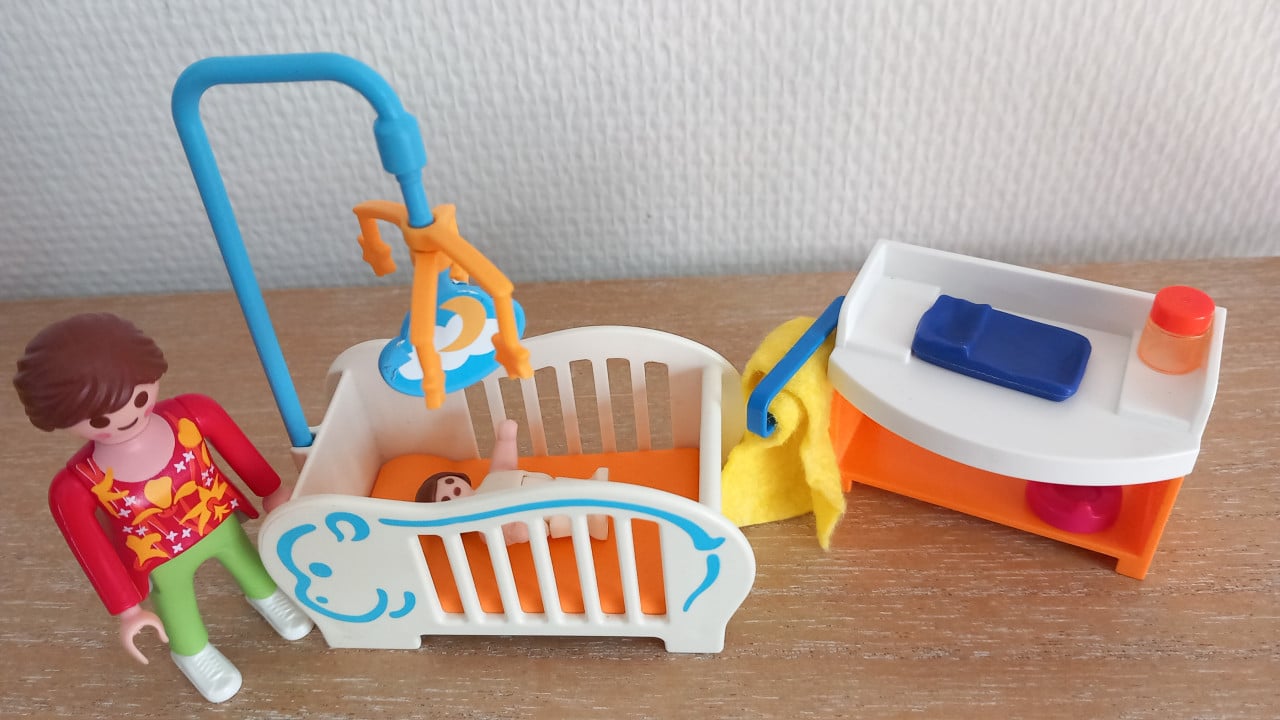 Playmobil baby met slaapkamer en mama