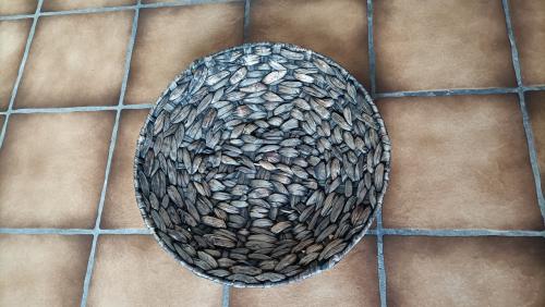 Mooie gevlochten ronde mand/schaal, donkere kleur.