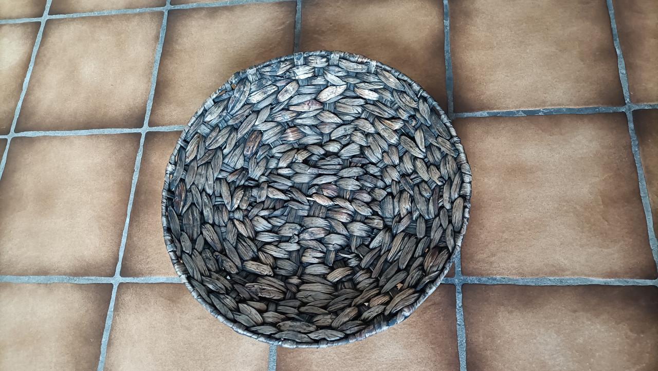 Mooie gevlochten ronde mand/schaal, donkere kleur.