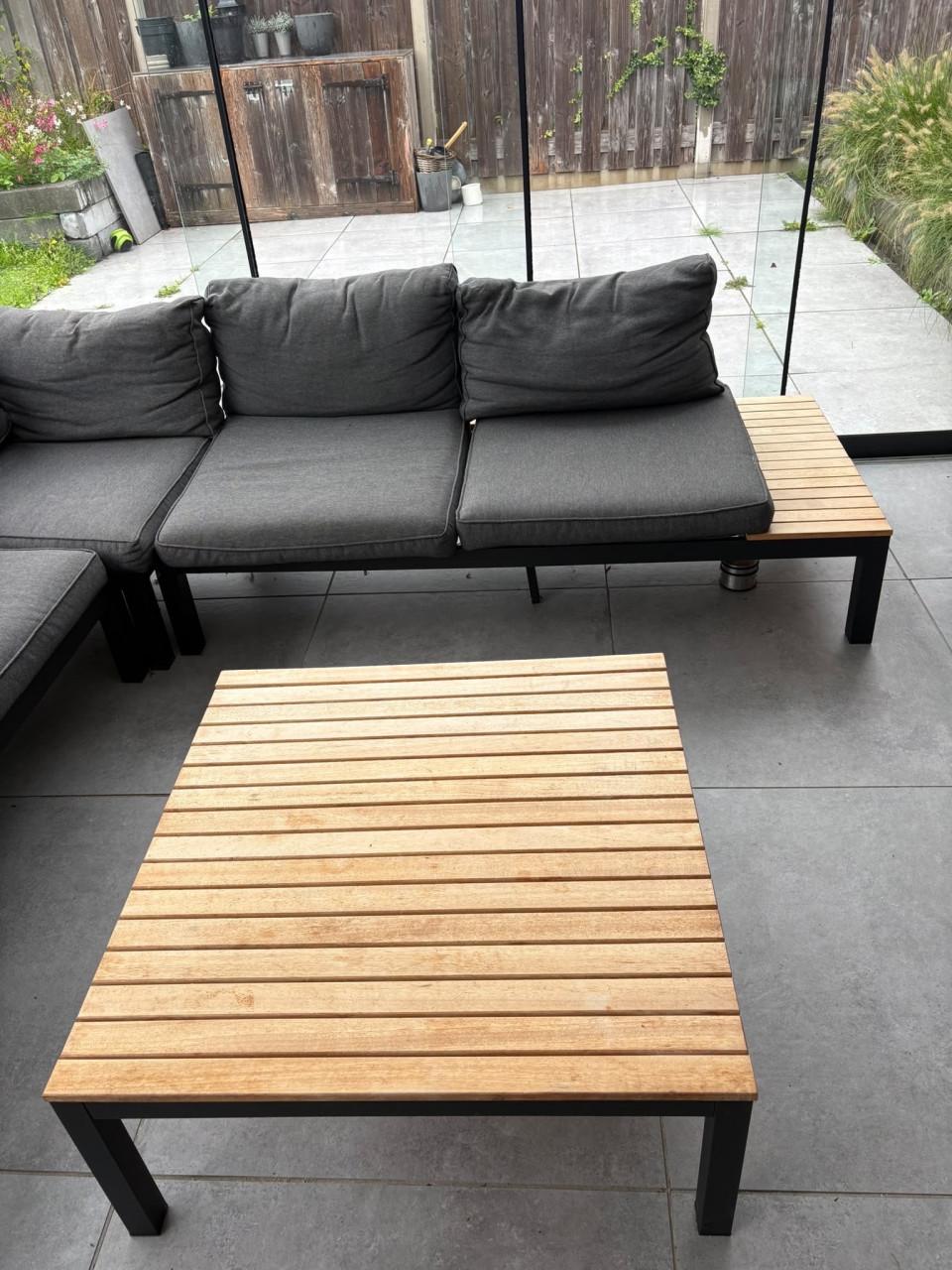 Moderne loungeset met aluminium frame en houten accenten