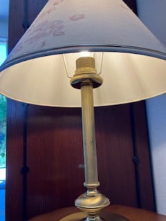 TAFEL SCHEMERLAMP MET KOPEREN VOET EN STOFFEN BLOEMMOTIEF KAP