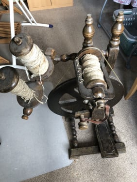 Te koop mooi spinnenwiel.