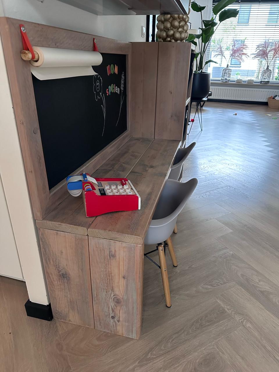 Steigerhouten kinderbureau met krijtbord en magneetfunctie