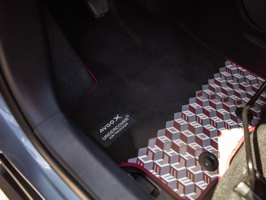 Toyota Aygo x 1.0 vvt-i mt 72pk premium | trekhaak | jbl sound system | app