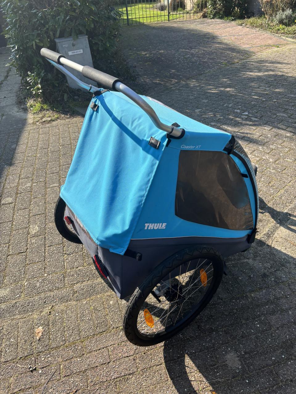 Thule fietskar voor twee kindjes. Ook als wandelwagen te gebruiken.