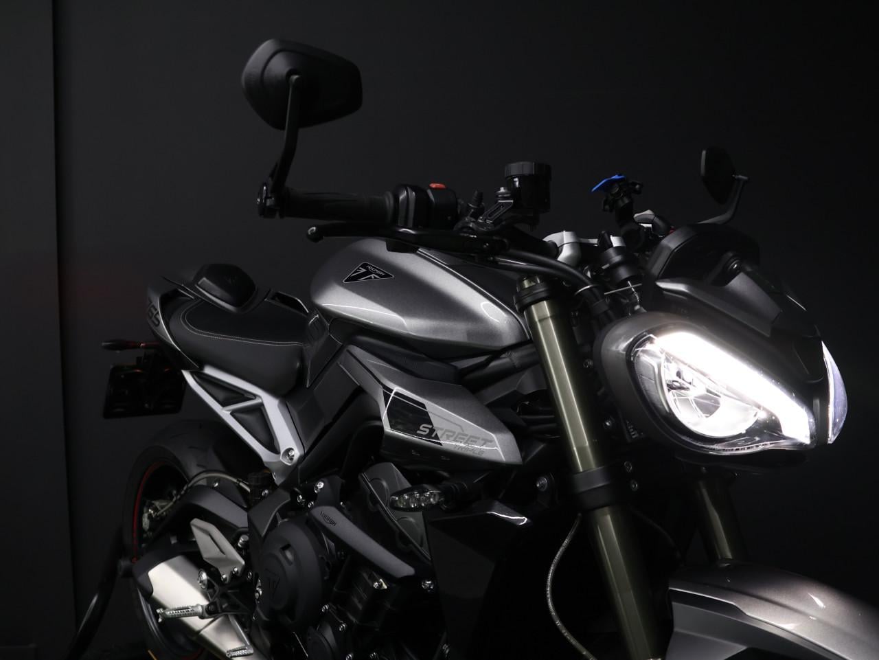 STREET TRIPLE RS | Silver ice
