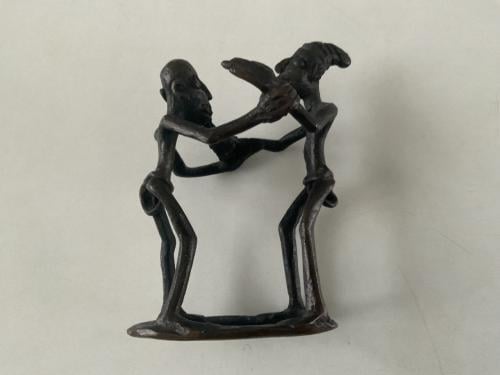 Een Afrikaans beeldje.    Tandarts.   Materiaal: niet bekend.    10x7 cm.