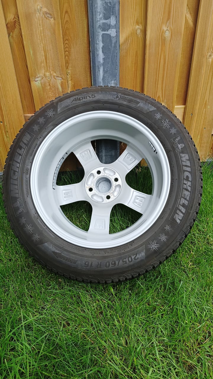 Winterbanden set 16 inch in perfecte staat op lichtmetalen velgen