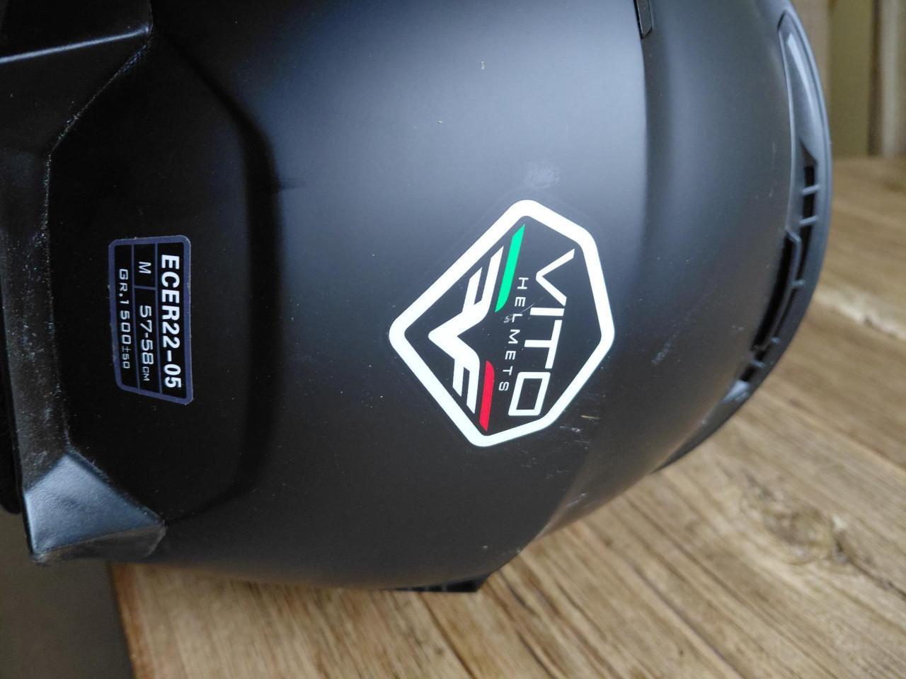 Helm met kinbescherming