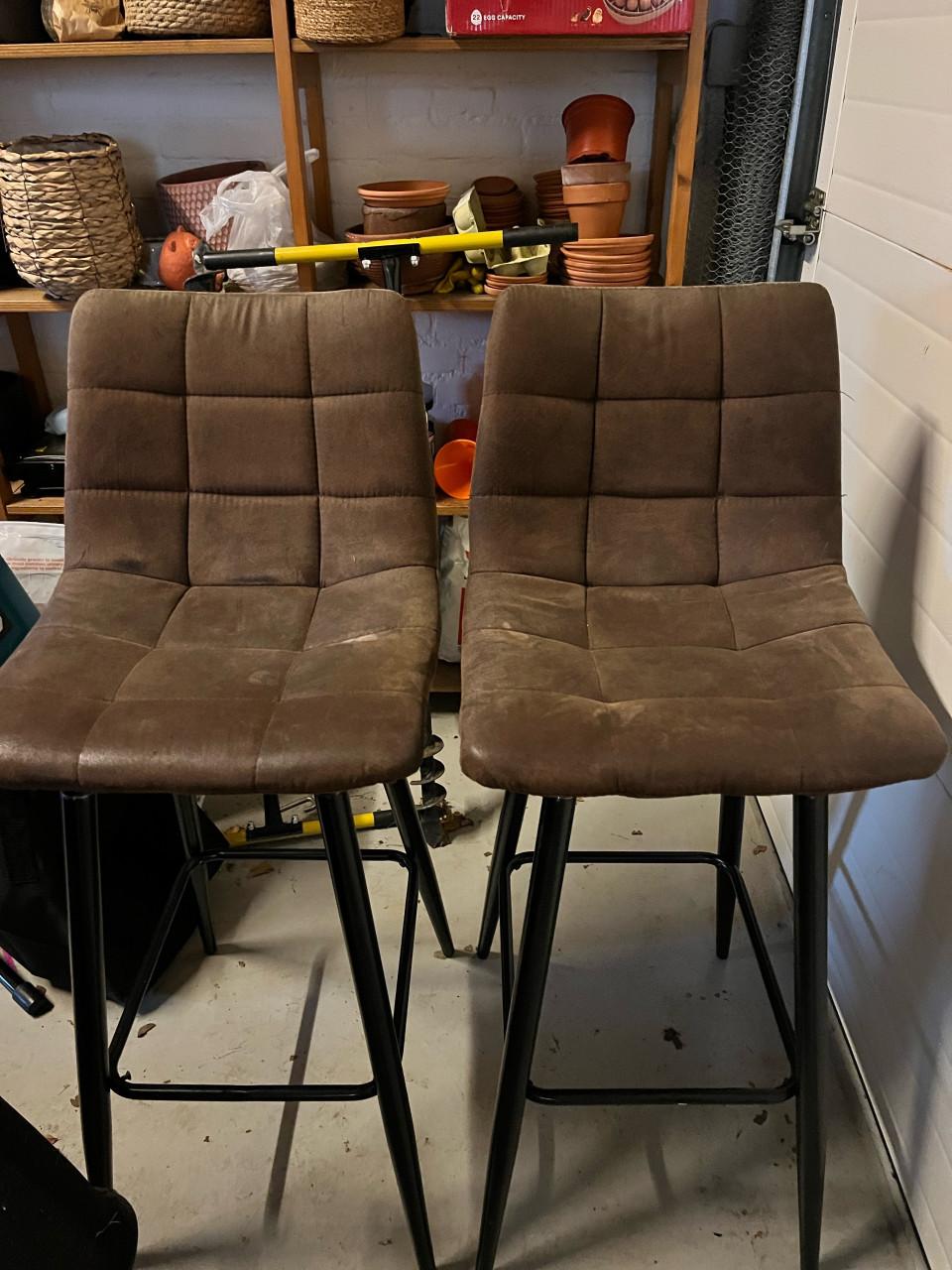 Bartafel met 2 stoelen + optioneel 2 gratis opklapbare barstoelen