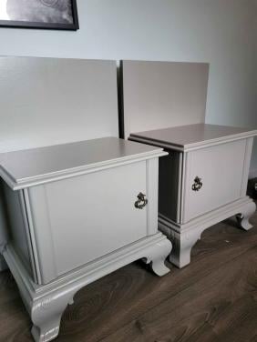 Recentelijk opgeknapte set nachtkastjes beige