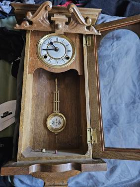 Antieke regulateur, wandklok met Slinger en sleutel