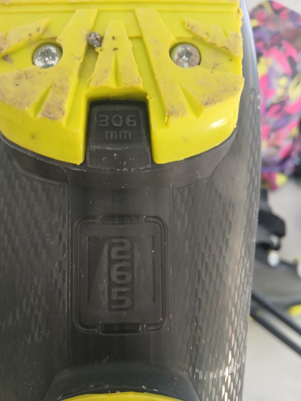 Ski's Rossignol, schoenen, helm, stokken, kleding