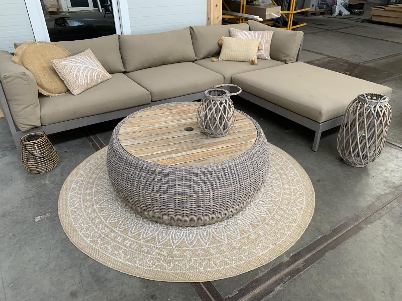 Loungeset met kussens en tafel.