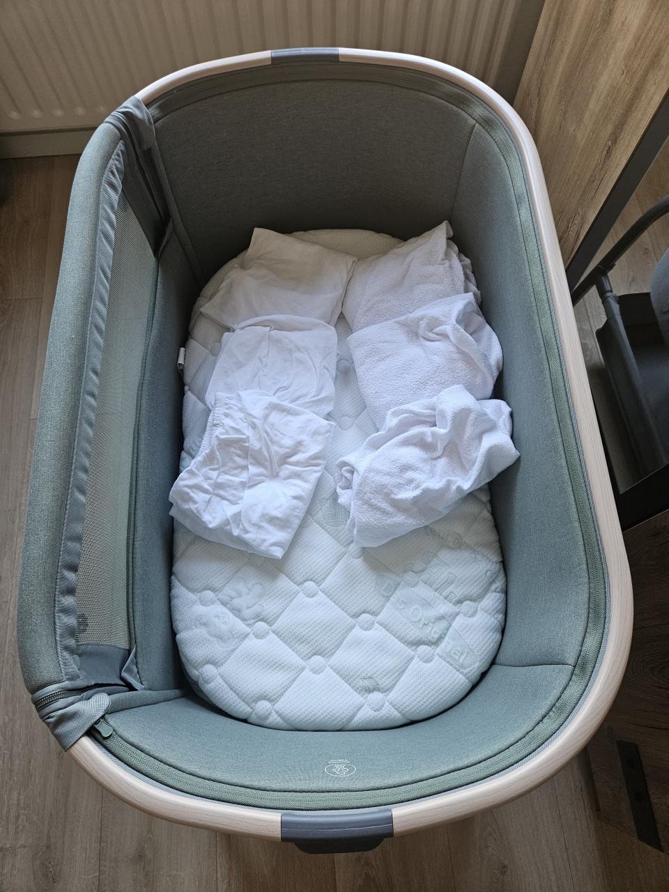 Maxi Cosi Iora Co Sleeper Wieg + Hoeslakens en extra matras