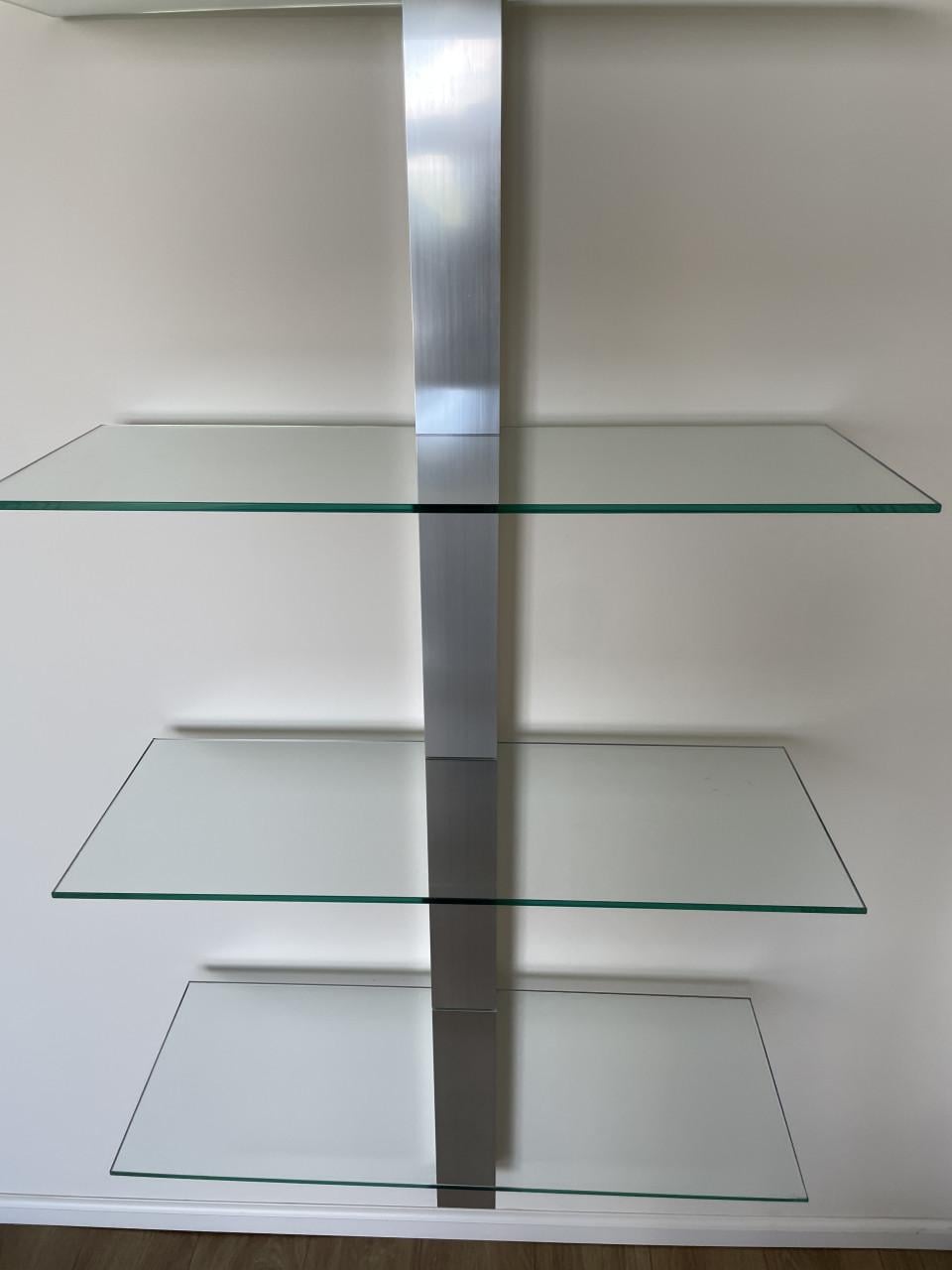 Moderne wandplank met glazen planken