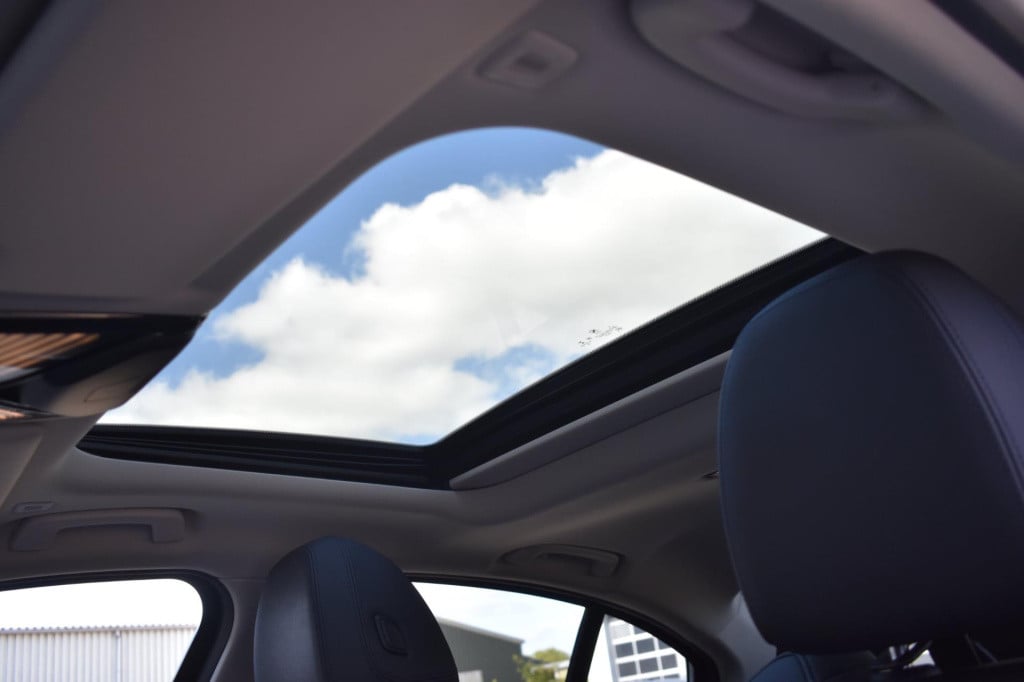 BMW 3-serie 320i high executive | harman kardon | schuif kanteldak | leder 