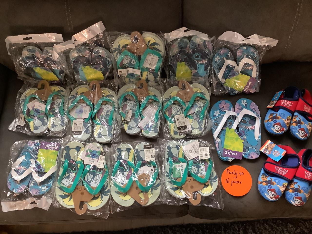 Partij Disney Stitch slippers, en Paw Patrol slofjes.  ( partij 44)
