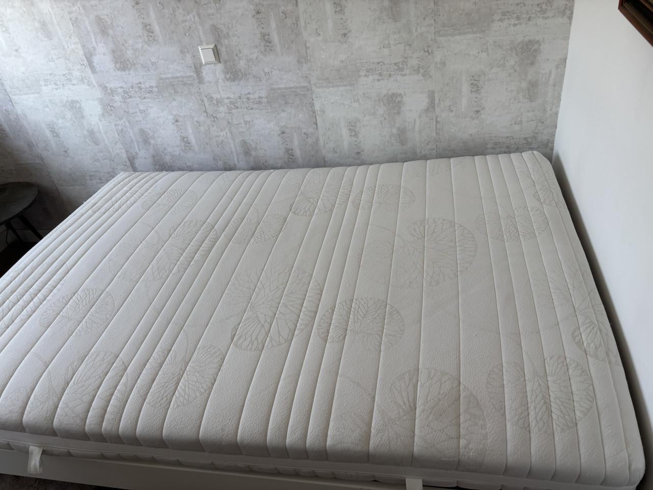 Te koop: bed + matras 140 x 200