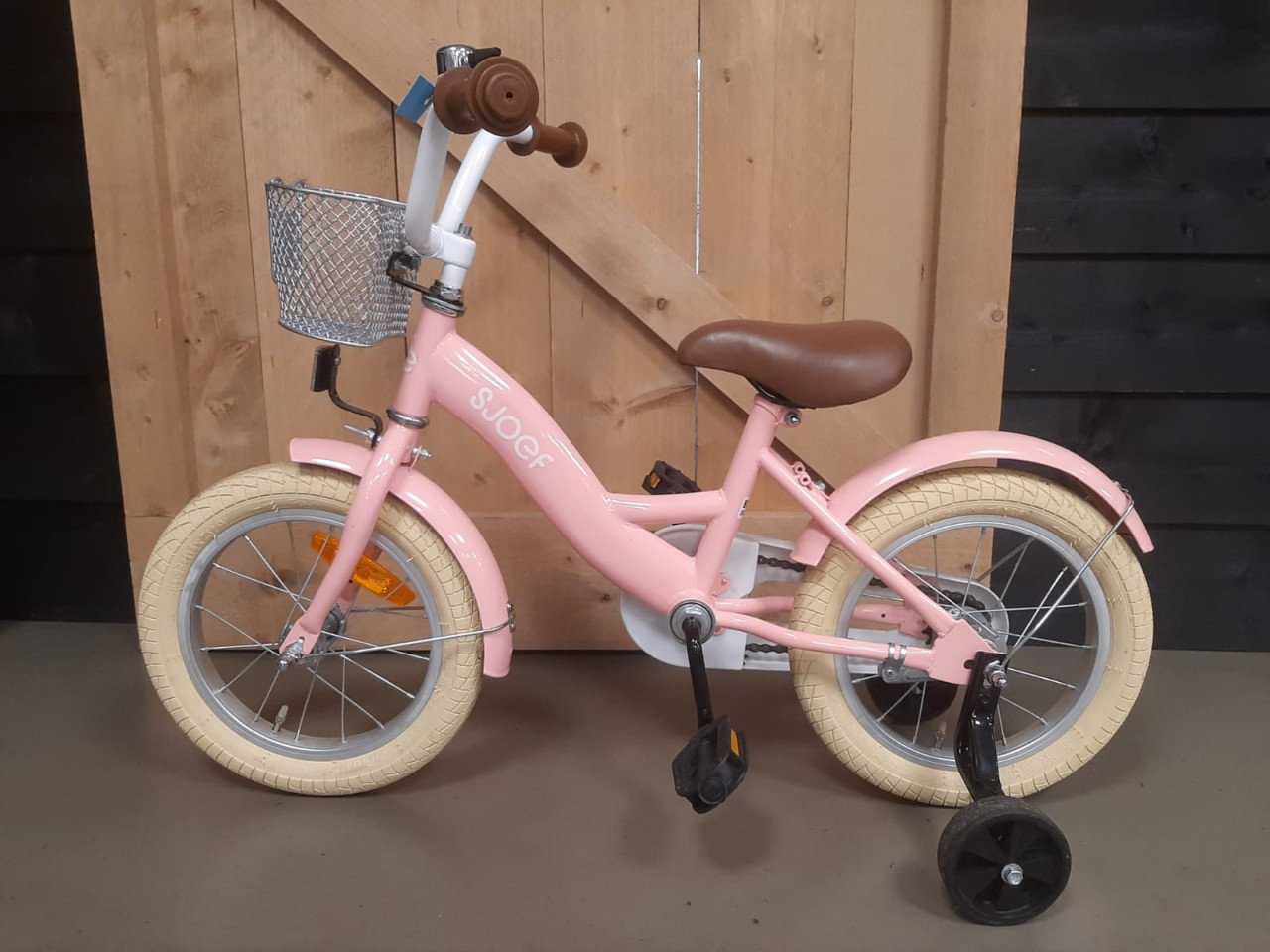 Bijna nieuwe 14 inch Sjoef met mandje en zijwieltjes