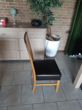Zes eetkamerstoelen
