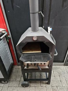Barbecue met pizzaoven