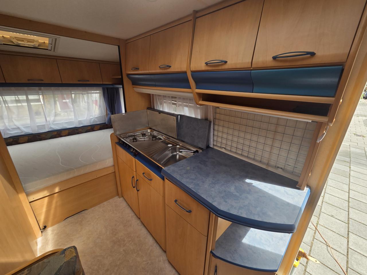 Hobby de luxe 440 met voortent en mover