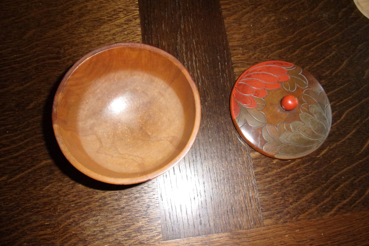 Houten doosje op 3 bollen