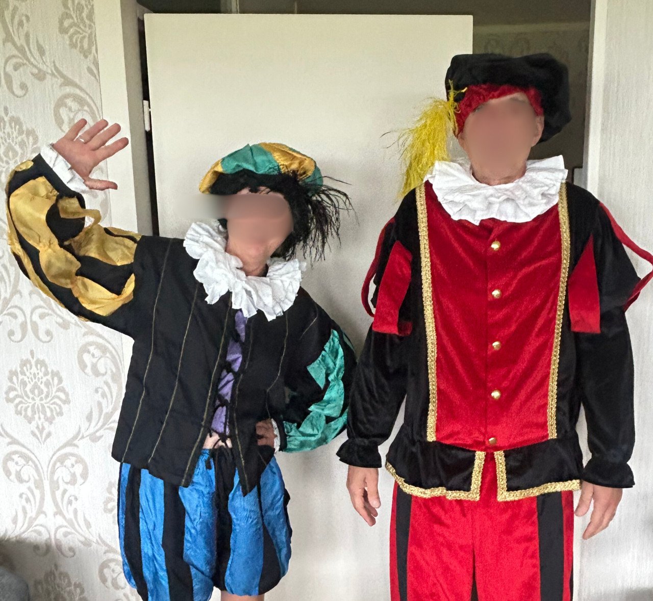 Sinterklaaspak en twee pieten pakken