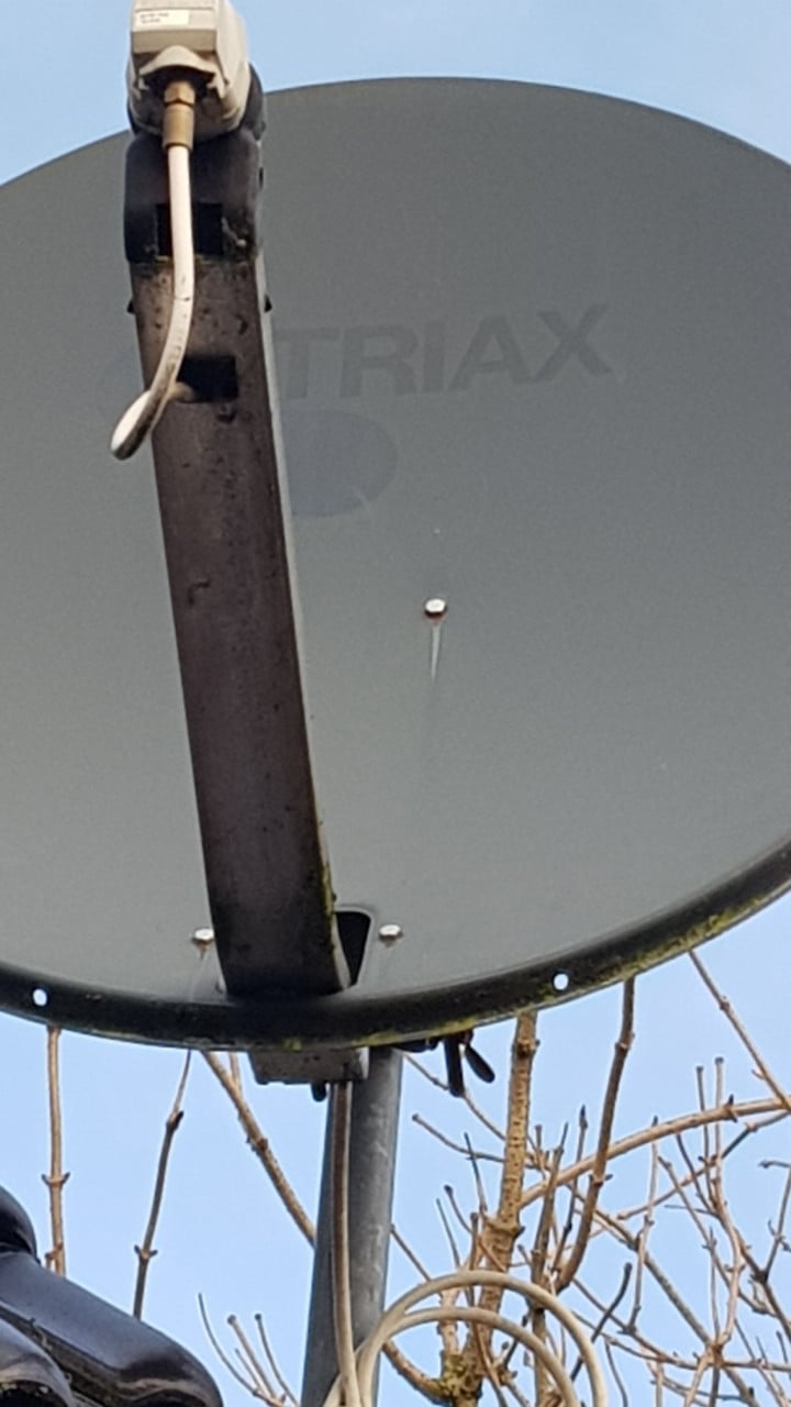 Triax sateliet schotel / antenne met LNB converter + stang + beugels