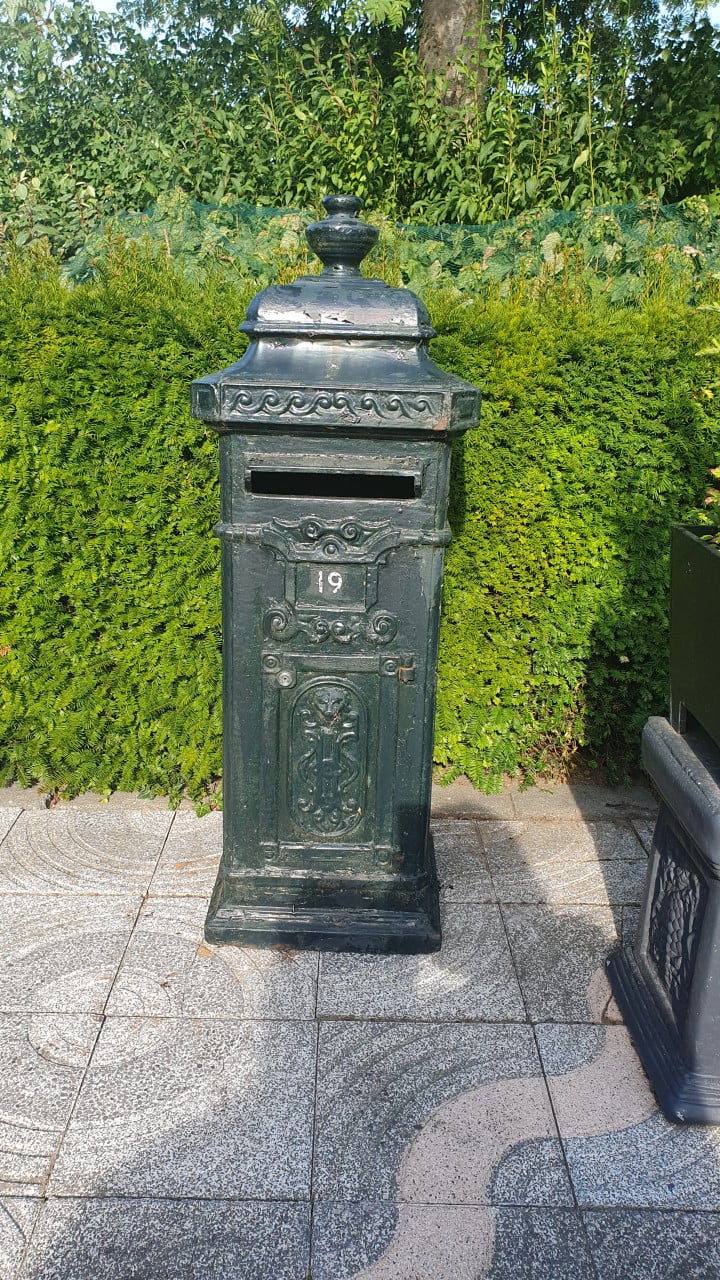 Gietijzeren brievenbus