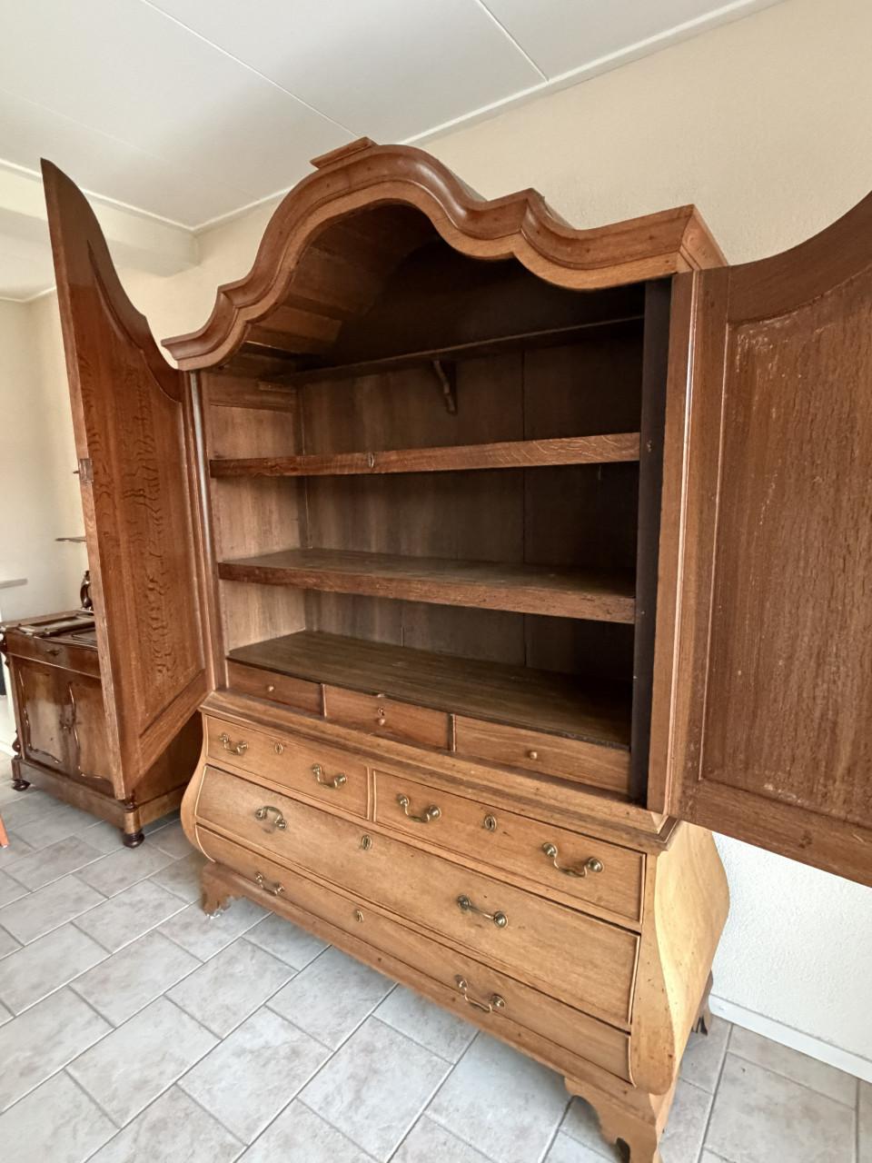 Antieke kabinet kast