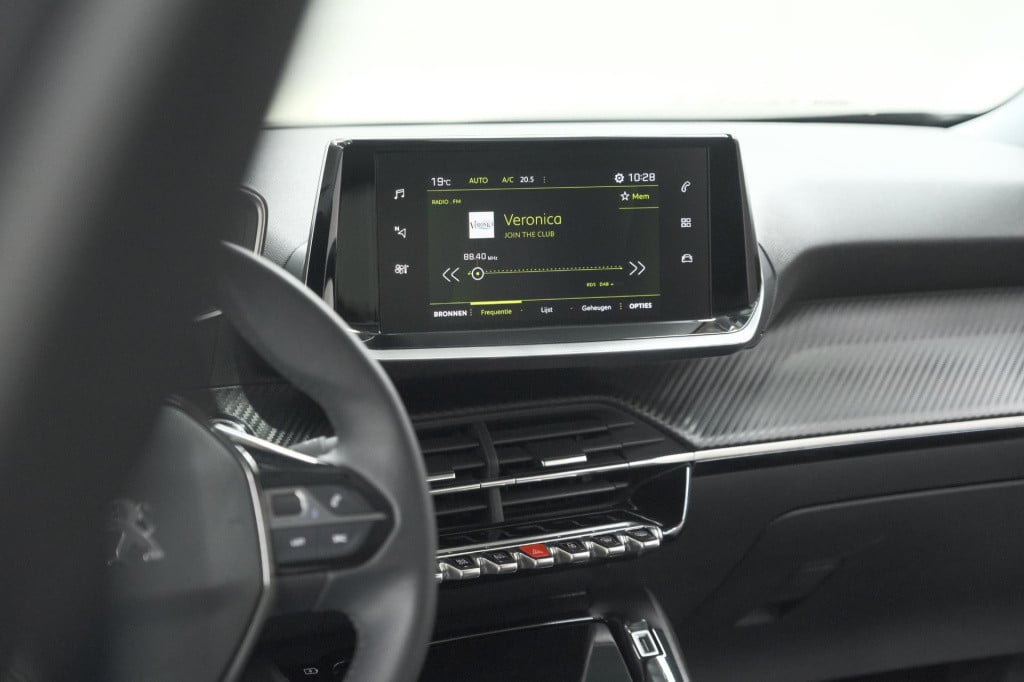 Peugeot 2008 puretech 102 allure pack | camera | apple carplay | parkeersen