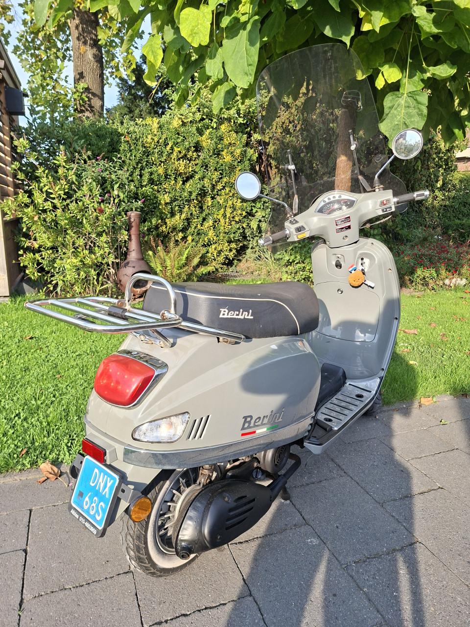 Te koop snor scooter.