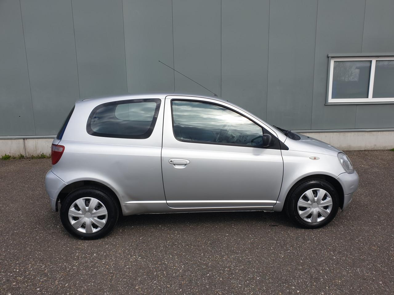 Toyota yaris  1.3   2000